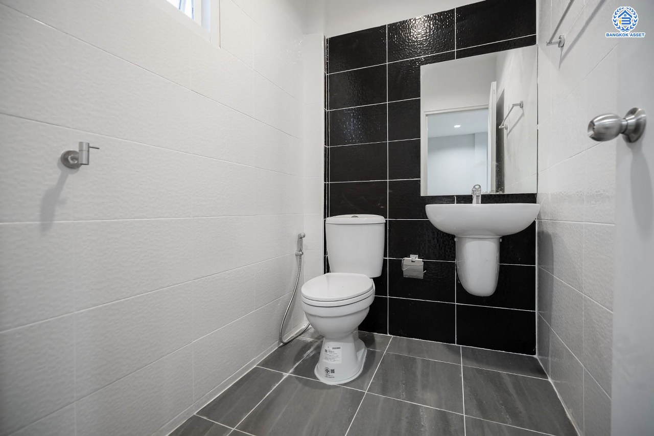 บ้านมือสองตกแต่งใหม่ โครงการ ซอยวัดกำแพง14/2 พิบูลย์สงคราม ทาวน์โฮม 3 ชั้นพร้อมอยู่ เนื้อที่ 19.9 ตร.ว. ฟังก์ชัน 4 ห้องนอน 3 ห้องน้ำ จอดรถได้ 1 คัน บนสุดยอดทำเล! เชื่อมถนนพิบูลย์สงคราม, วงศ์สว่าง, นครอินทร์ และติวานนท์ ใกล้จุดขึ้นทางด่วนศรีรัช-วงแหวนรอบนอก และรถไฟฟ้า "สถานีแยกติวานนท์"